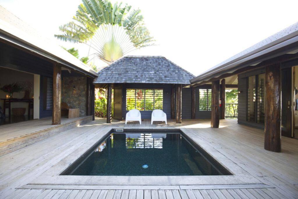 una casa con piscina en una terraza de madera en Beachfront Villa - Pod House, Private Plunge Pool en Savusavu