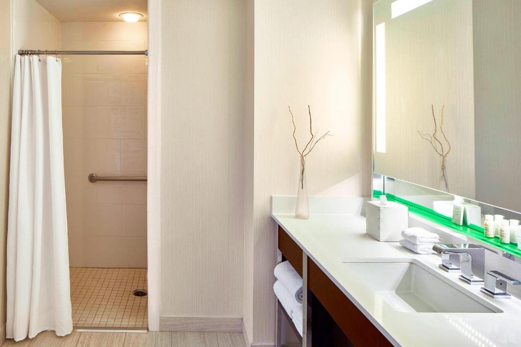 Renaissance Nashville Hotel - 