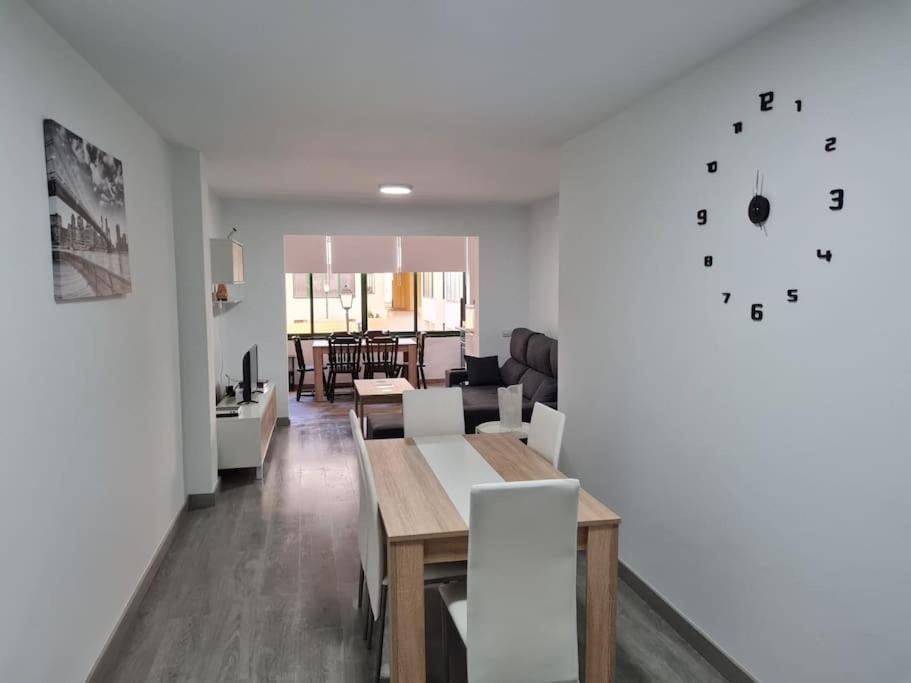 sala de estar con mesa y comedor en Arrecife-Playa del Reducto Apartment, en Arrecife