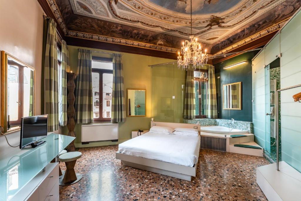 威尼斯的住宿－羅密歐與朱麗葉之夢酒店，一间带特大号床的卧室和一间浴室