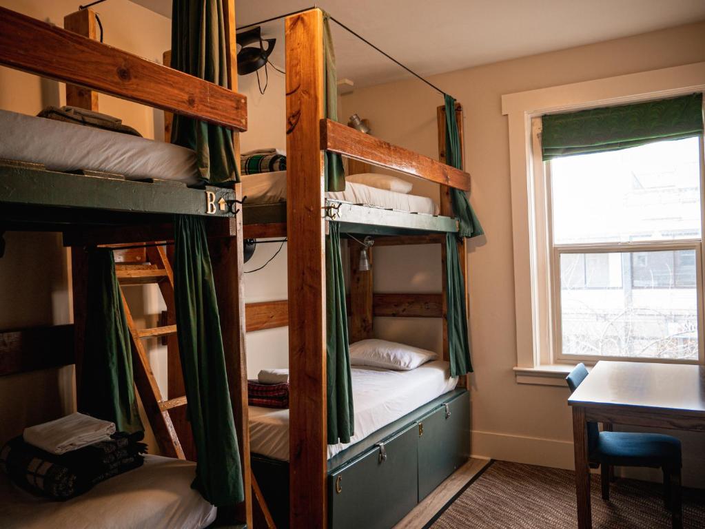 Palanda nebo palandy na pokoji v ubytování Green Tortoise Hostel Seattle