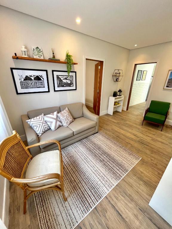 a living room with a couch and a chair at Casa Cozy - Excelente Localização in Piracicaba