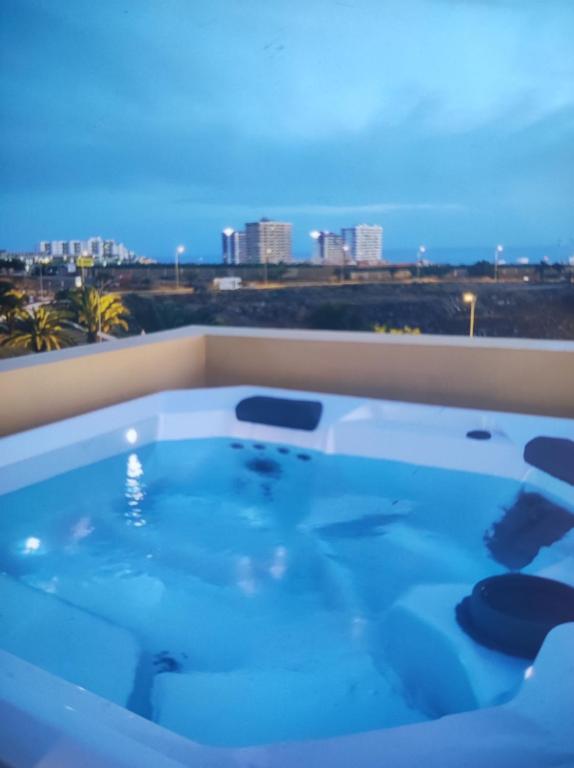 bañera de hidromasaje en el balcón con vistas a la ciudad en Pendhous Sabina mit Jacuzzi, en Callao Salvaje