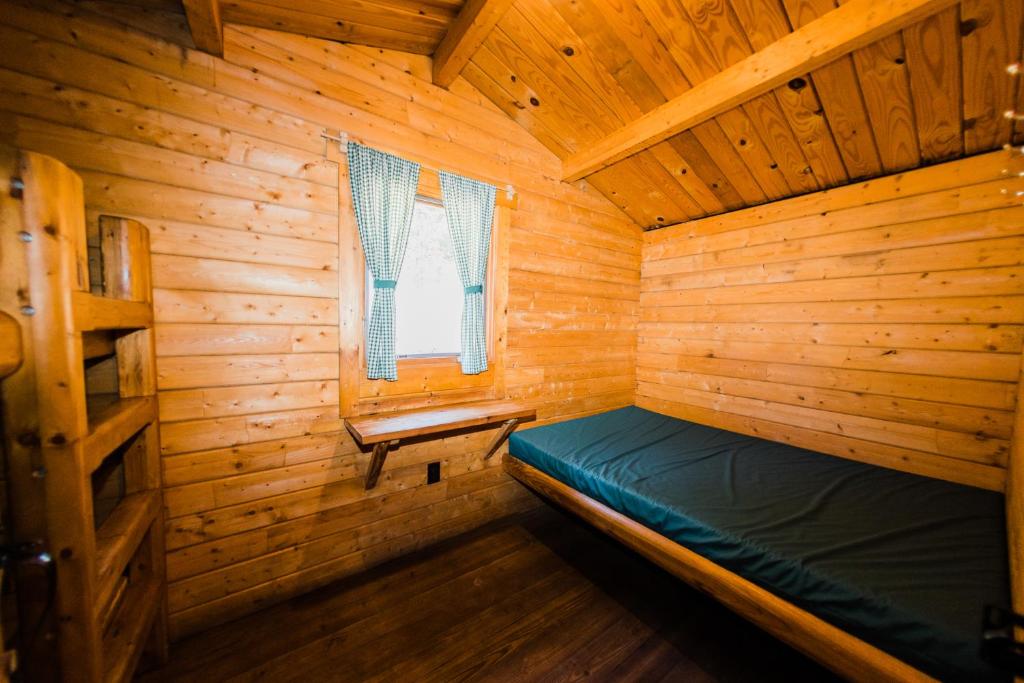 Postel nebo postele na pokoji v ubytování Hart’s Camp Airstream Hotel & RV Park