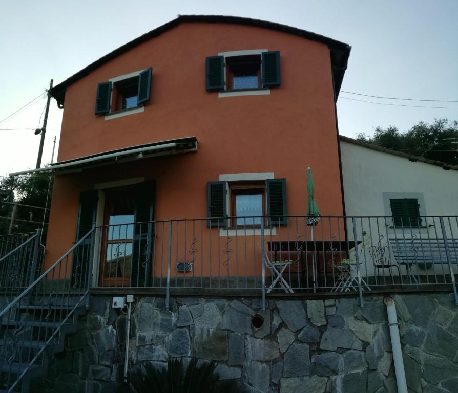 une maison avec un balcon et un parasol dans l'établissement Victor house 011017-LT-0824 with private parking, à Levanto