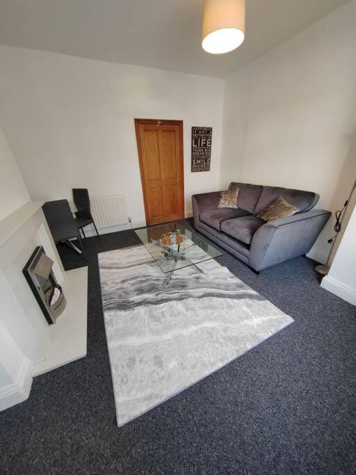 En sittgrupp på Church View house,2bed,brighouse central location