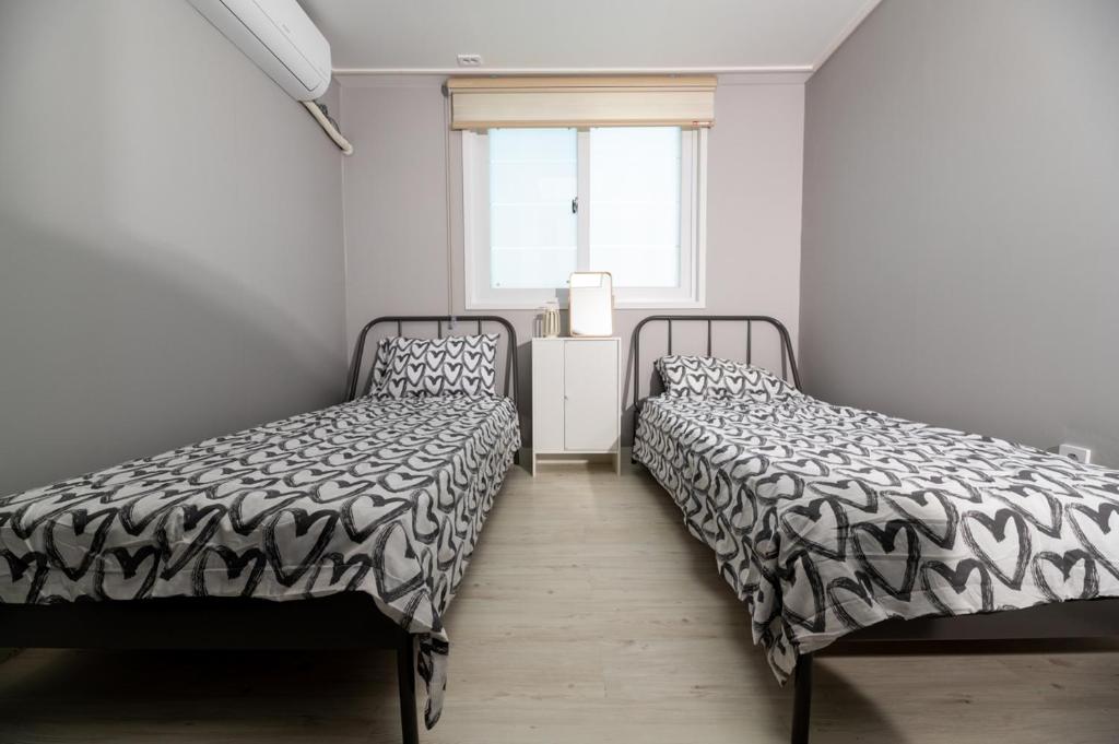Postel nebo postele na pokoji v ubytování Aha Stay