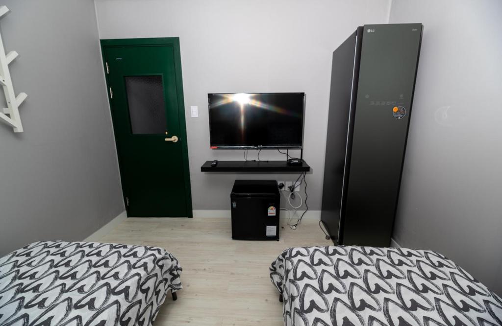 TV a/nebo společenská místnost v ubytování Aha Stay
