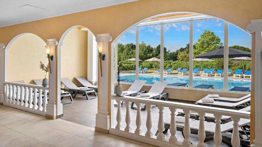 Bazén v ubytování Dorint MARC AUREL Spa & Golf Resort nebo v jeho okolí