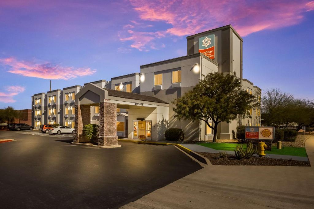 un hôtel avec un parking dans l'établissement SureStay Plus by Best Western Mesa Superstition Springs, à Mesa