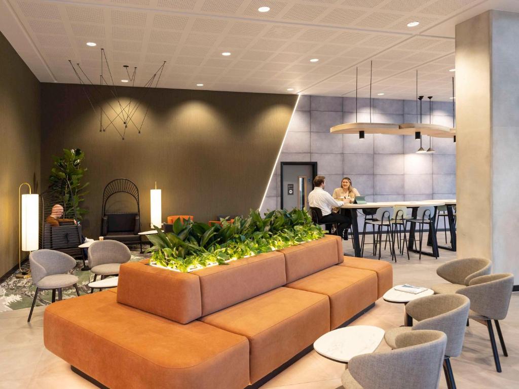 リバプールにあるNovotel Liverpool Paddington Villageのロビー(ソファ、椅子付)、
