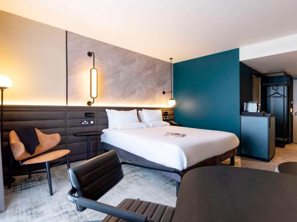 Novotel Liverpool Paddington Villageにあるベッド