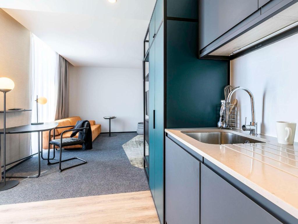 Novotel Liverpool Paddington Villageにあるキッチンまたは簡易キッチン