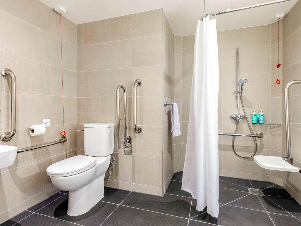 Novotel Liverpool Paddington Villageにあるバスルーム