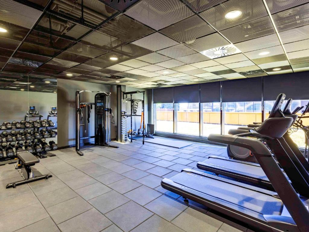 Novotel Liverpool Paddington Villageにあるフィットネスセンターまたはフィットネス設備