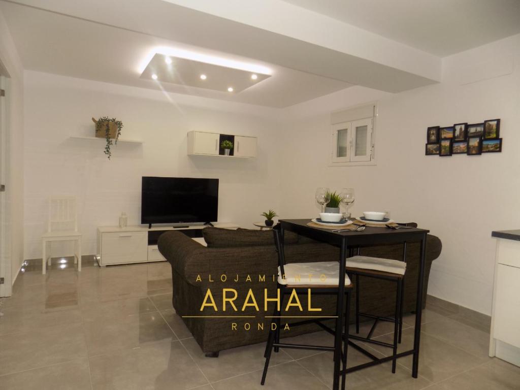 sala de estar con sofá y mesa en ALOJAMIENTO ARAHAL - RONDA, en Ronda