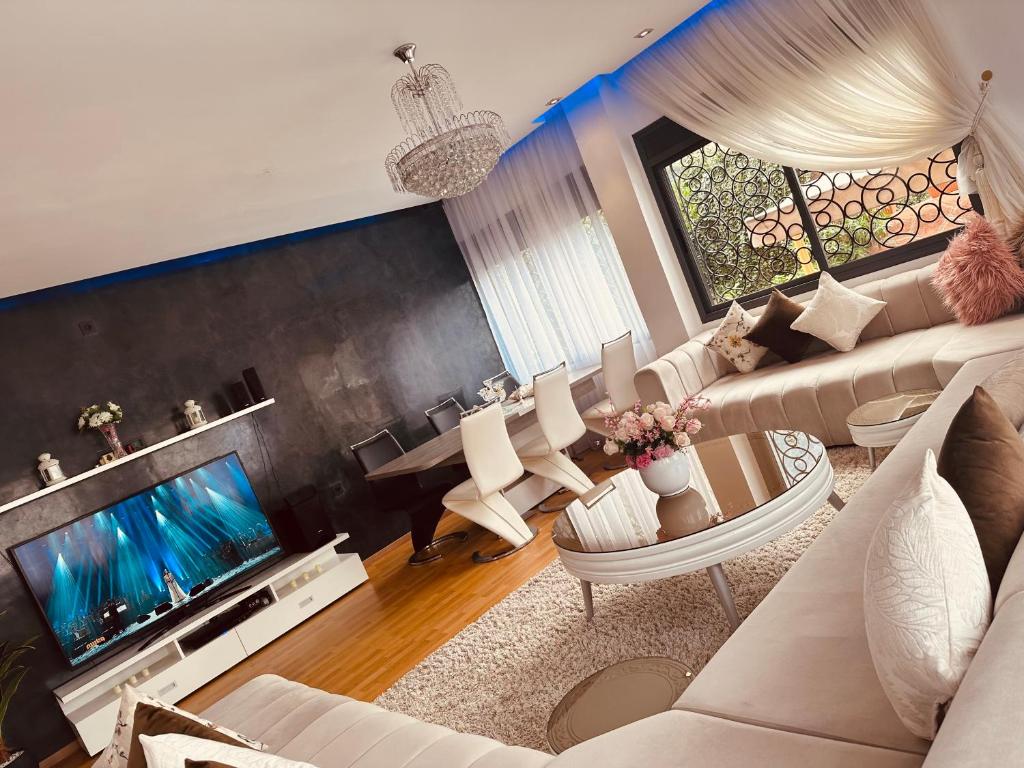 uma vista superior de uma sala de estar com um sofá e uma televisão em La bombonera d ourika em Marrakech