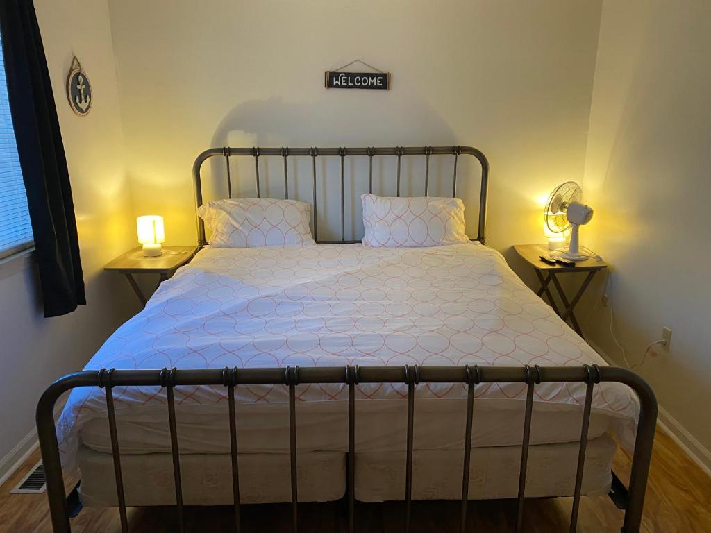 a bedroom with a bed with a white bedspread at monthly only shared apt in Newport