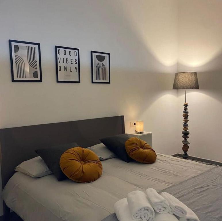 um quarto com uma cama com duas almofadas em Maison Silvia em Nápoles