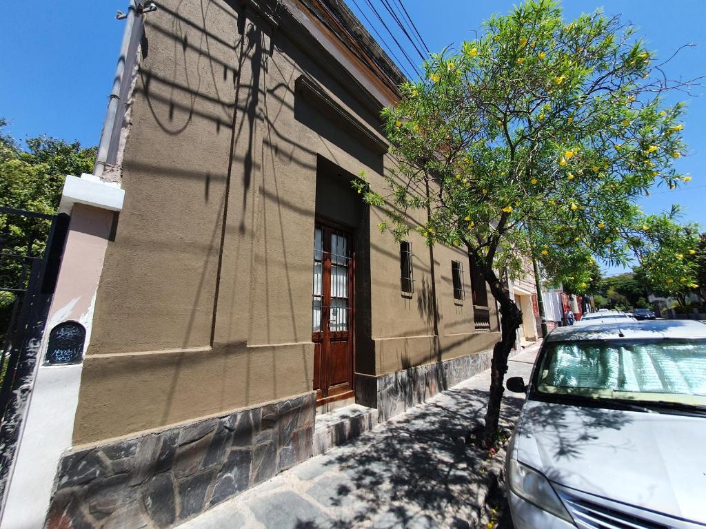 un coche aparcado frente a un edificio en La casita de la San Martín en San Fernando del Valle de Catamarca