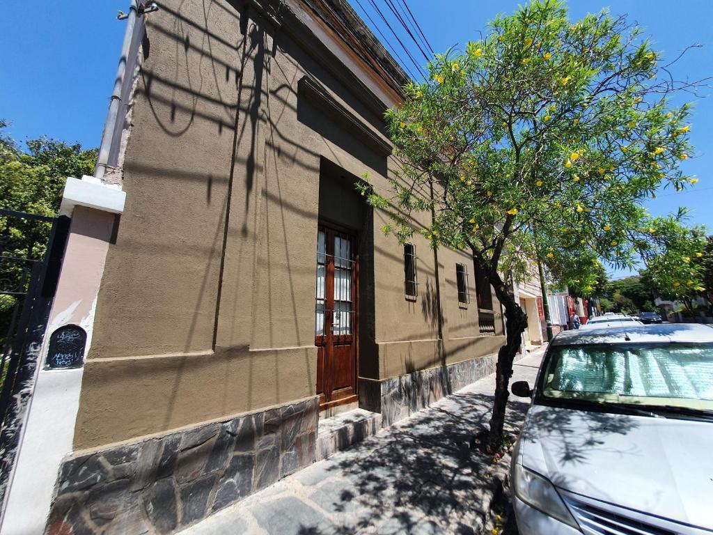 un'auto parcheggiata di fronte a un edificio di La casita de la San Martín a San Fernando del Valle de Catamarca