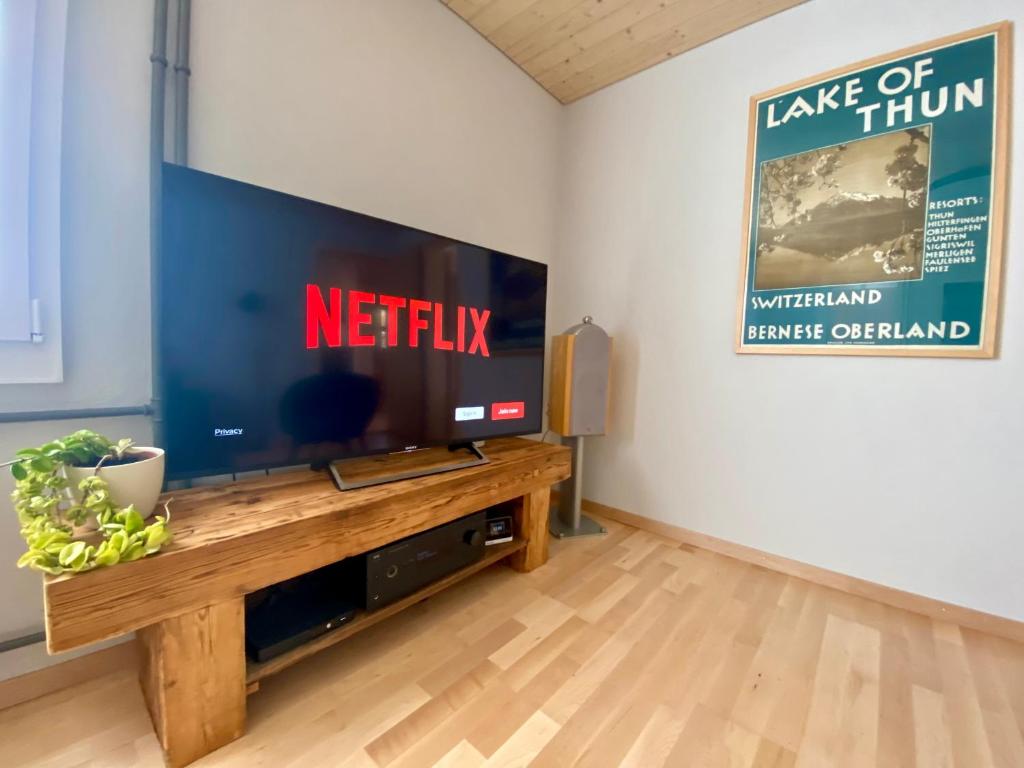 TV a/nebo společenská místnost v ubytování CHALET EGGLEN "Typical Swiss House, Best Views, Private Jacuzzi"