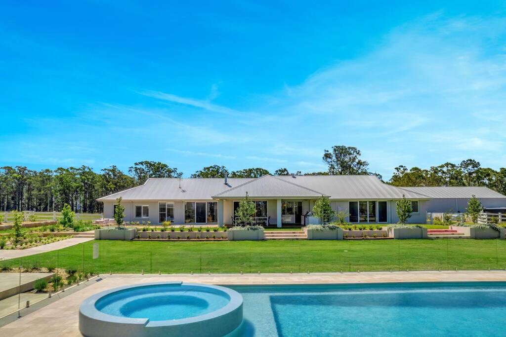 Hồ bơi trong/gần Luxury Hunter Valley Estate