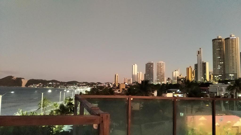 een balkon met uitzicht op de skyline van de stad bij Nas areias de Ponta Negra - Araça-309 in Natal