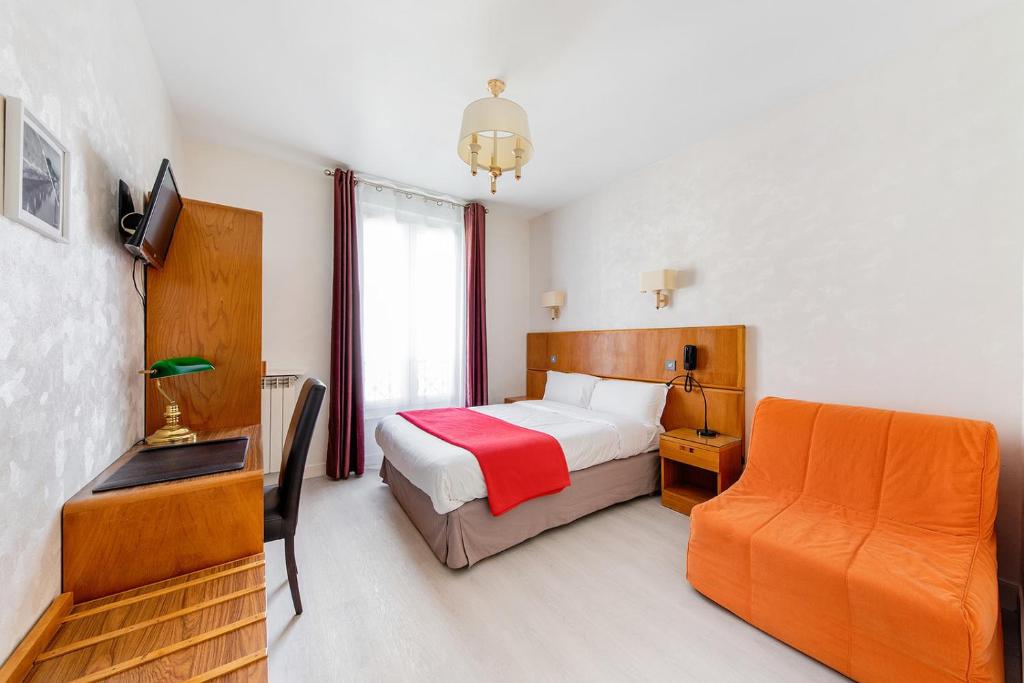 ルヴァロワ・ペレにあるCrystal Hotelのベッドと椅子付きのホテルルーム