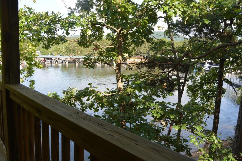 uma vista para um rio a partir de um alpendre em C10, Two bedroom, two bath log-sided, lake view, luxury Harbor North cottage with hot tub cottage em Mount Ida