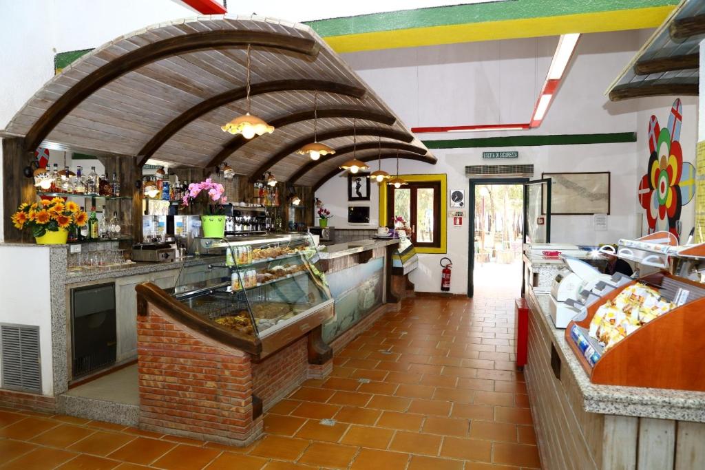 Supermarket nebo jiné obchody v  prázdninového areálu nebo okolí