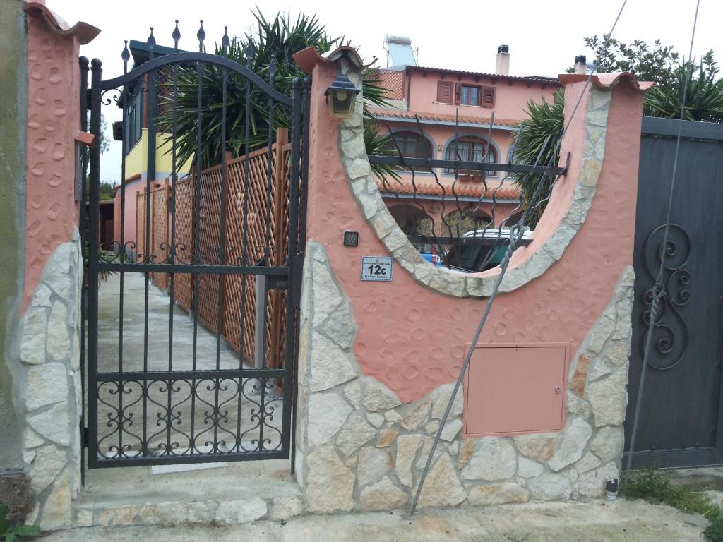 una entrada a una casa con una puerta en Residenza Sophié, en Flumini di Quartu