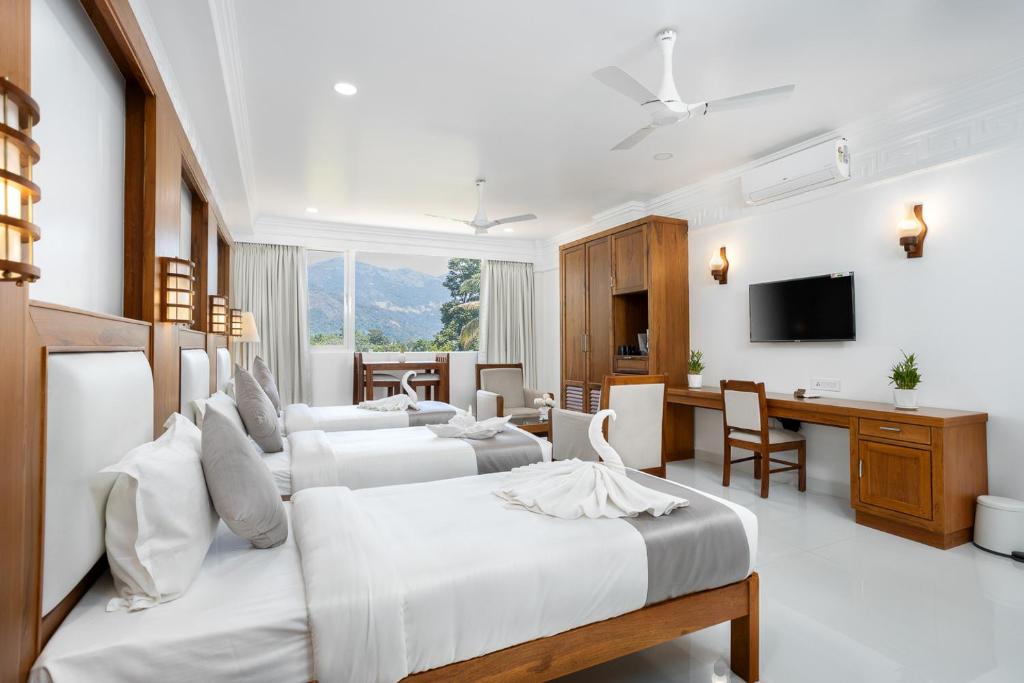 TV a/nebo společenská místnost v ubytování HOTEL WHITE HOUSE, Munnar