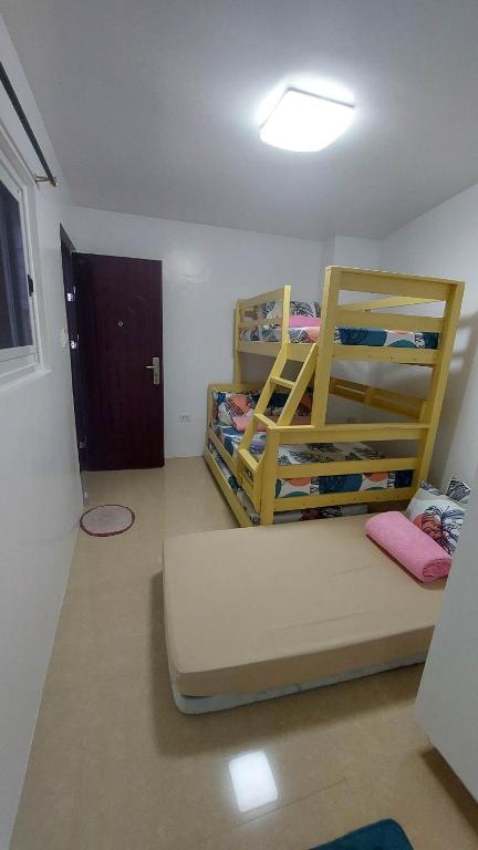 Aussie Inn Baguio City Direct - Chambre Quadruple Avec Salle De Bain Privée