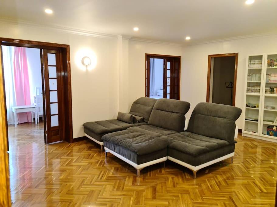 un salon avec un canapé et une table dans l'établissement Loft aux portes de Paris : 200m2, à Bagnolet