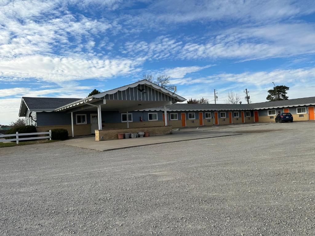 un parking vide devant un bâtiment dans l'établissement Royal Rest Motel, à Chariton