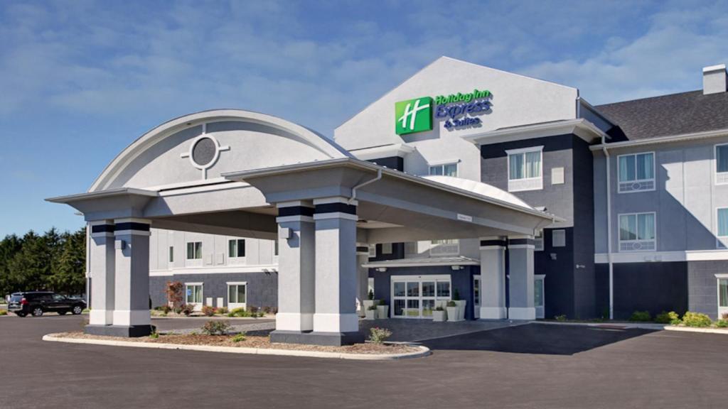 a front view of a hotel with a building at Holiday Inn Express & Suites North Fremont, an IHG Hotel in Fremont