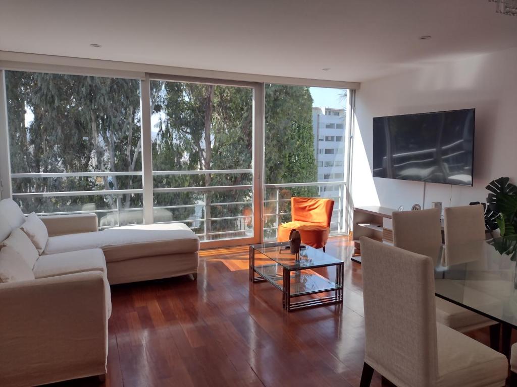 - un salon avec un canapé et une table dans l'établissement Apartment 4 Rent - Av. San Borja Norte Cdra 7, à Lima