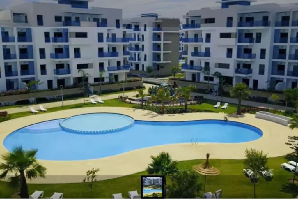 Bazén v ubytování Super appartement vue sur mer et à 2 minutes de la plage de Martil. nebo v jeho okolí