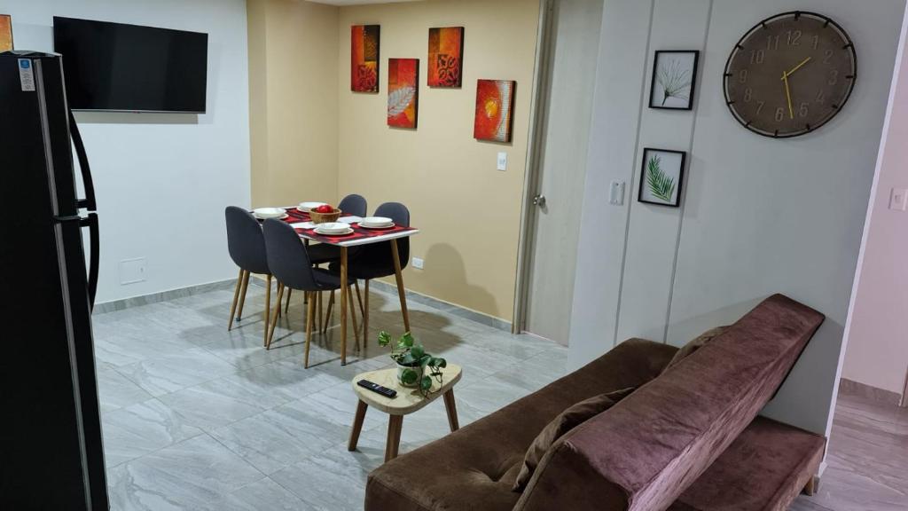 イバゲにあるHermoso Apartamento Entero - Parqueadero - Ibague - Robleのリビングルーム(ソファ、テーブル付)