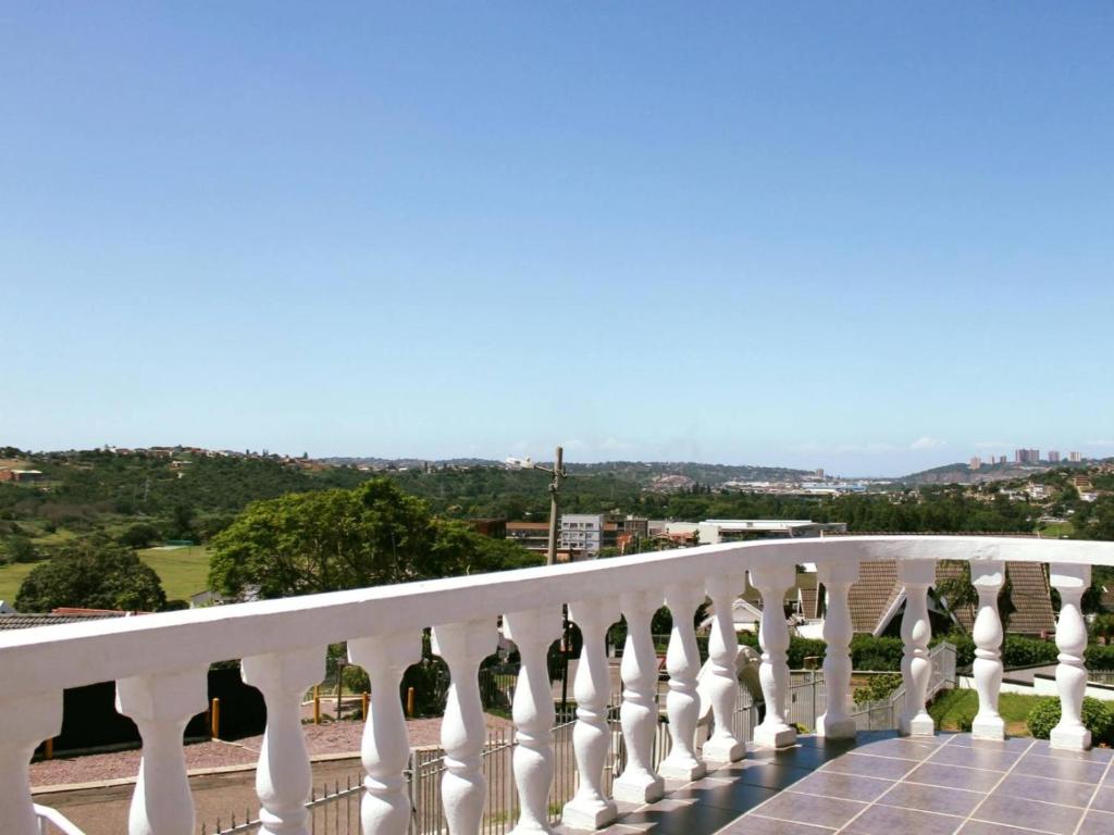 - un balcon blanc avec vue sur la ville dans l'établissement GOODWILLMANOR, à Durban