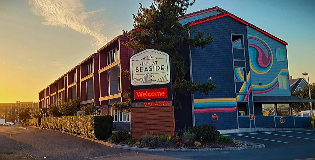 un edificio con una señal delante de él en Inn at Seaside, en Seaside