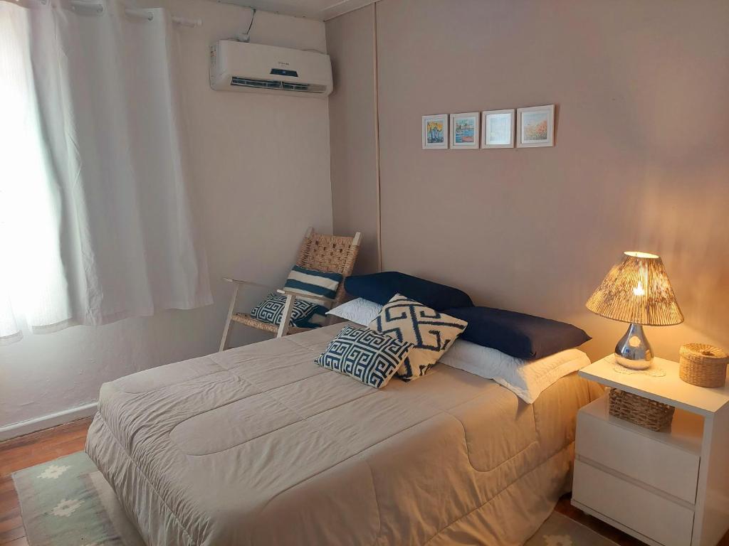 Posteľ alebo postele v izbe v ubytovaní Lindo quarto casal no centro Floripa