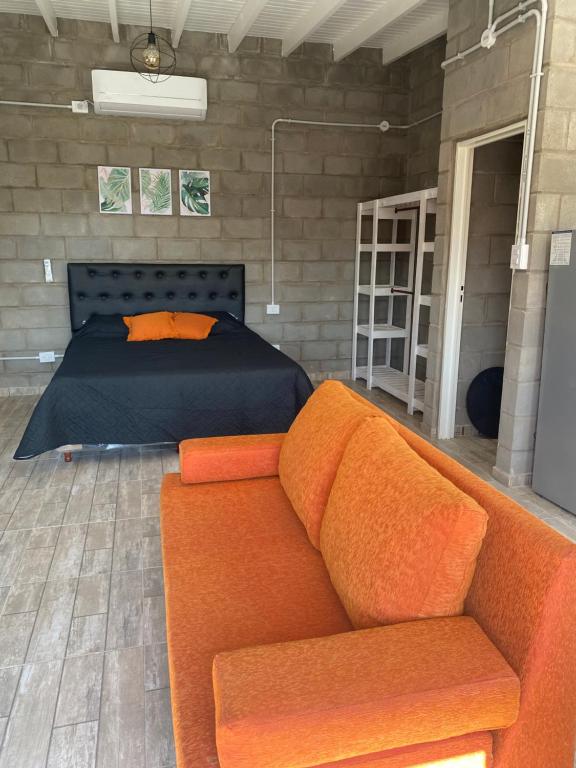 ein Schlafzimmer mit einem Bett und einem Sofa in der Unterkunft La Cambicha in Uribelarrea