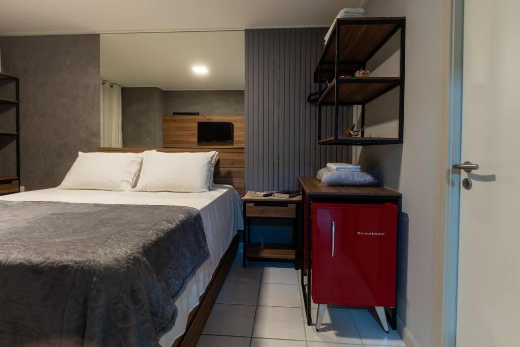 een slaapkamer met een bed en een rode dressoir bij Neo B Mar PAJUÇARA 2Qts 2WIFI 2 GAR - Adm Nutells in Maceió
