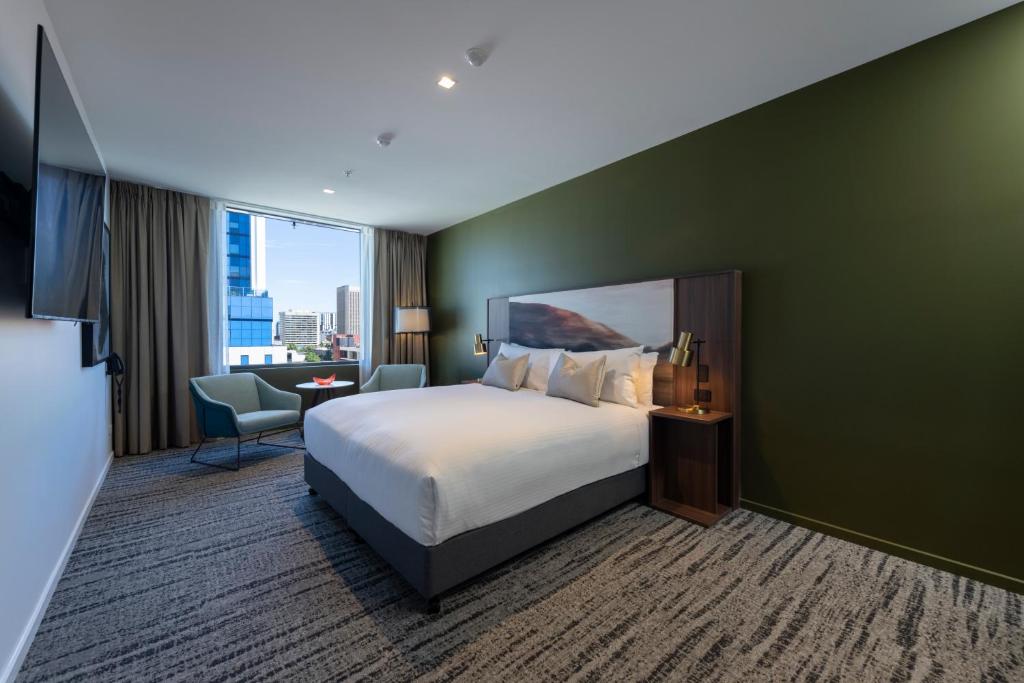 TRYP Adelaide - Deluxe King Corner Room