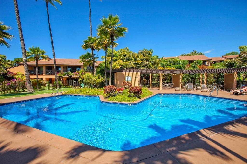 una piscina en un patio con palmeras en Wailea Ekahi One Bedrooms - Ocean View by Coldwell Banker Island Vacations, en Wailea