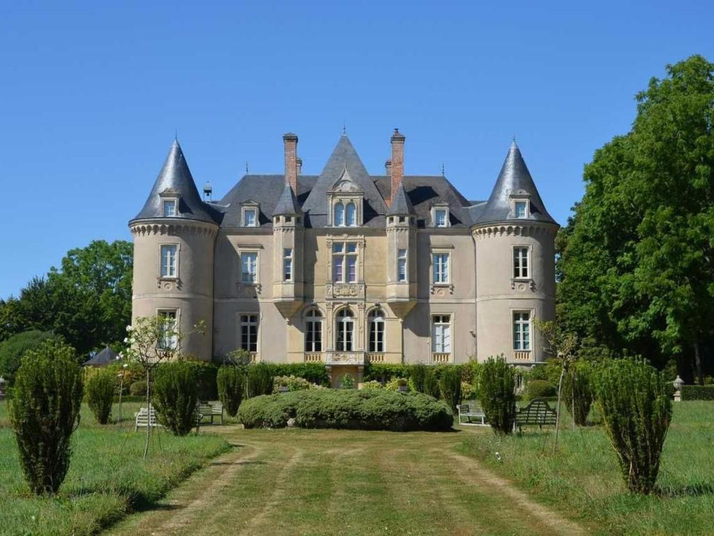 an old castle with a yard in front of it at Gîte Vallon-sur-Gée, 9 pièces, 15 personnes - FR-1-410-389 in Vallon-sur-Gée