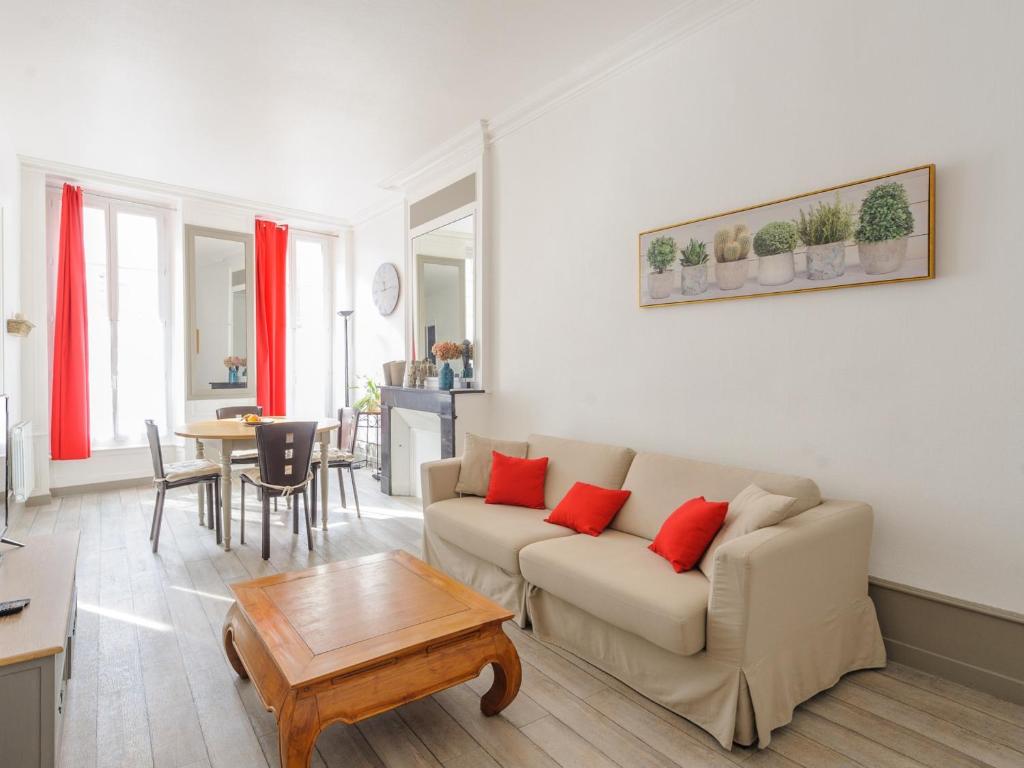 ein Wohnzimmer mit einem Sofa und einem Tisch in der Unterkunft Appartement La Rochelle, 2 pièces, 2 personnes - FR-1-535-44 in La Rochelle
