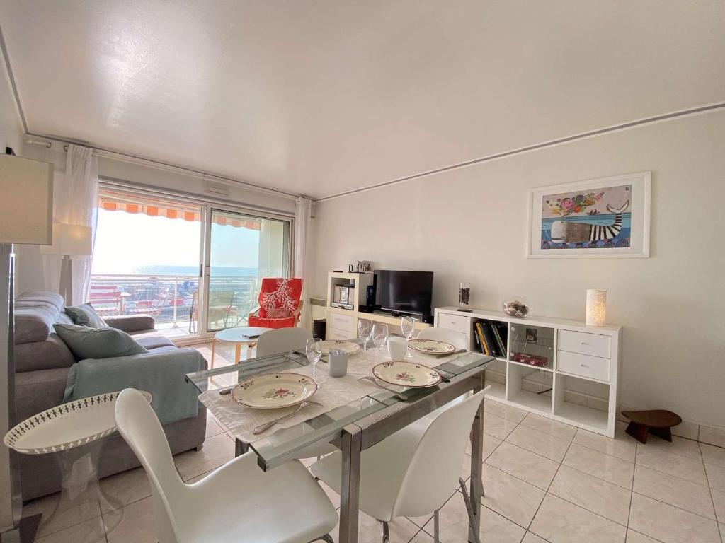 ein Wohnzimmer mit einem Tisch mit Stühlen und einem Sofa in der Unterkunft Appartement Pornichet, 2 pièces, 4 personnes - FR-1-245-180 in Pornichet